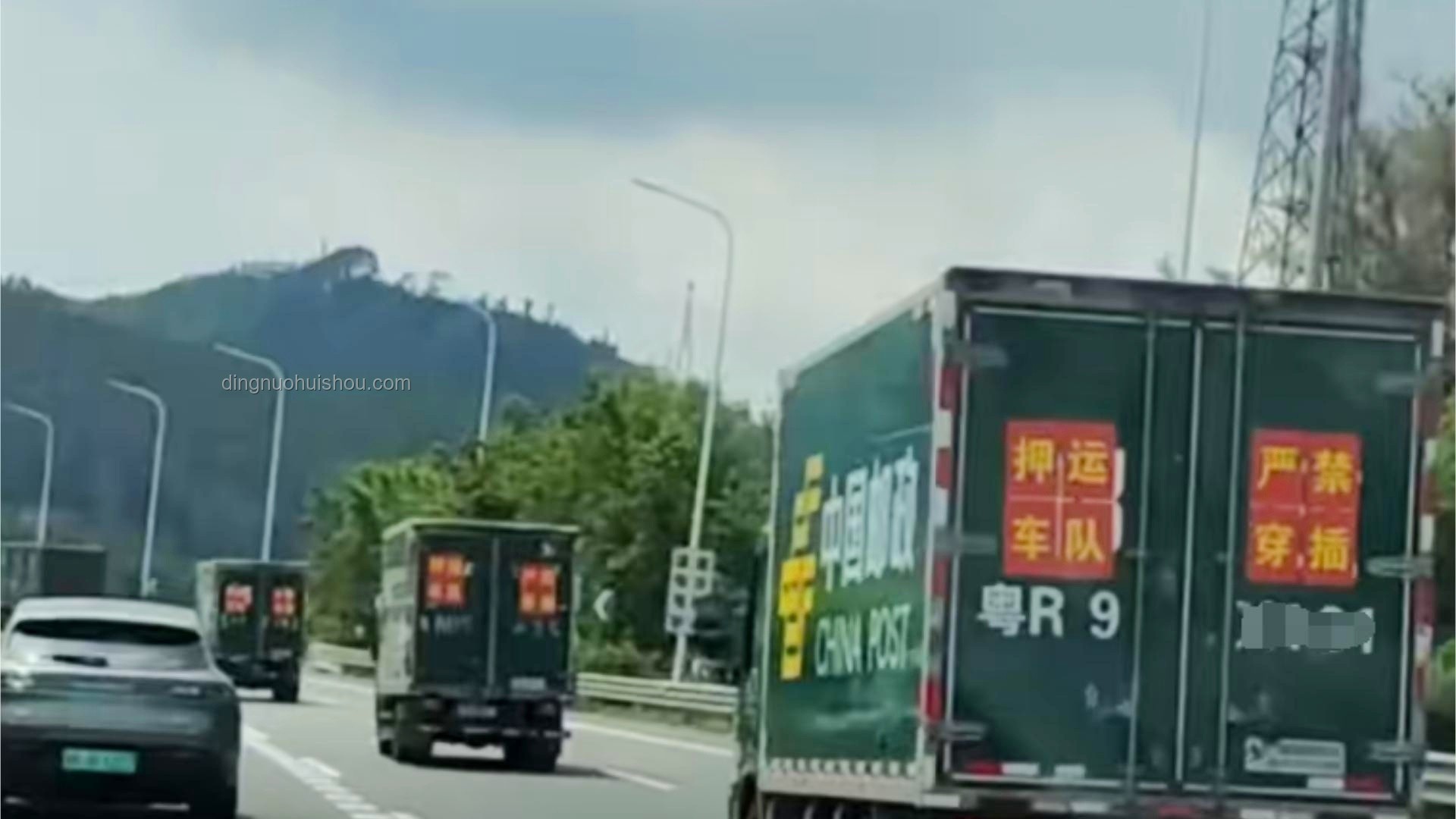 高速上偶遇高考试卷押送车队：揭秘高考试卷的严密押运流程